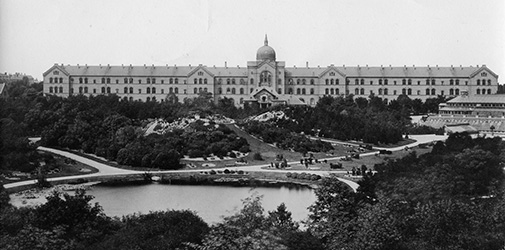 Kommunehospitalet set fra Botanisk Have, ca. 1885
